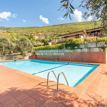 Guesthost - Garda Lovely Flat With Pool Assenza di Brenzone
