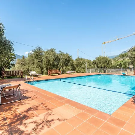 Guesthost - Garda Lovely Flat With Pool Assenza di Brenzone